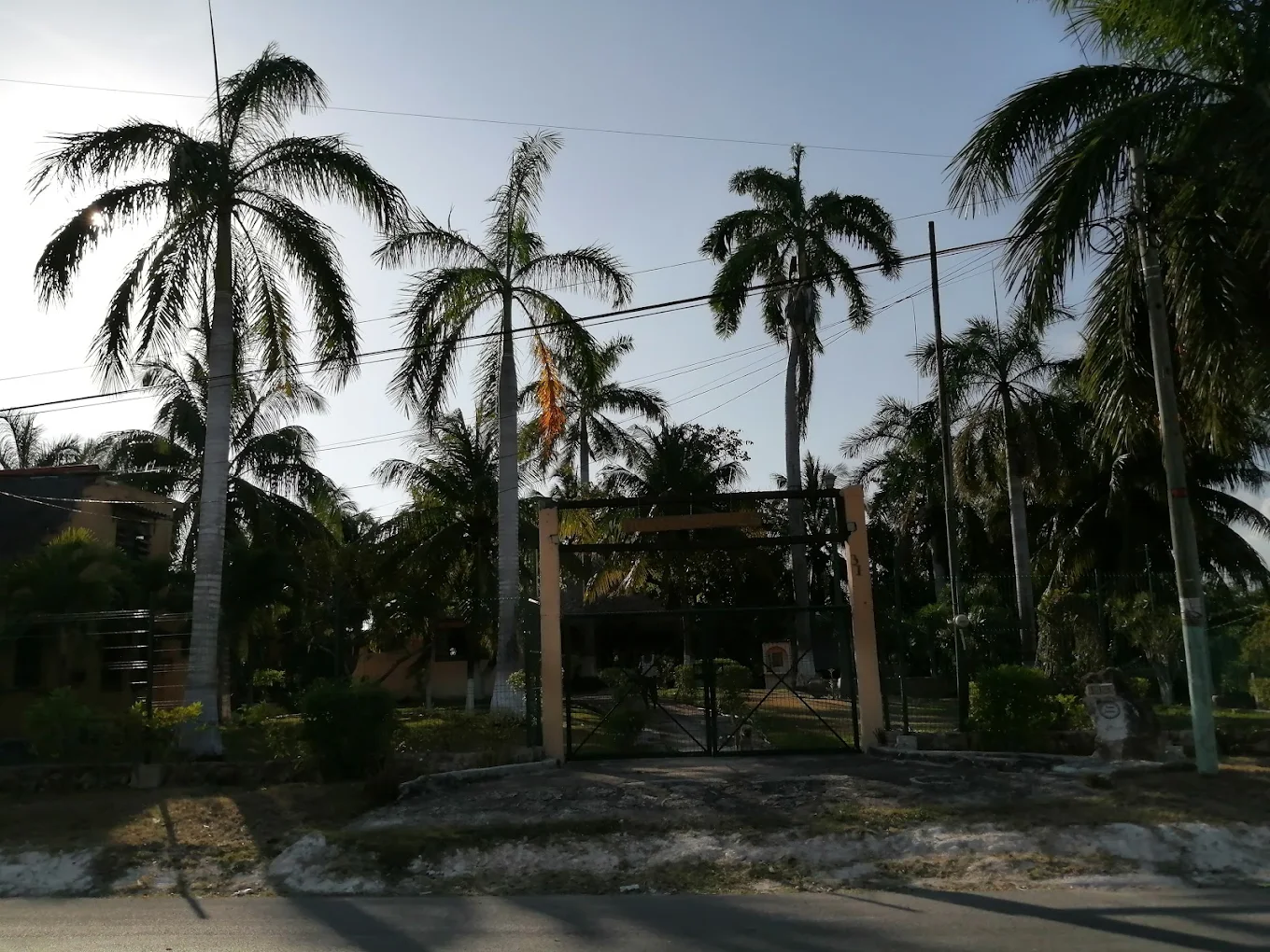 Jardín tropical y entrada de Quinta Juanes