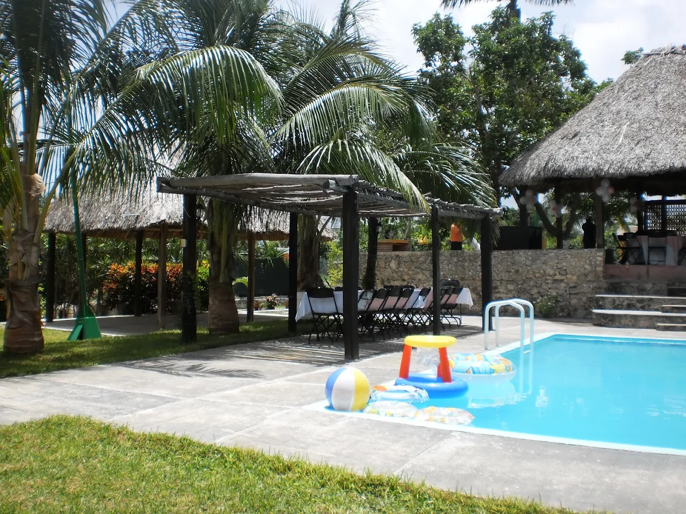 Palapas secundarias y jardín